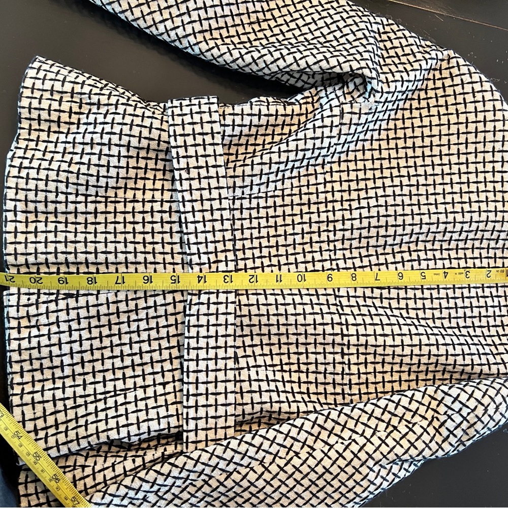 CHANEL Black and White Patterned Blazer - Picture 5 of 13